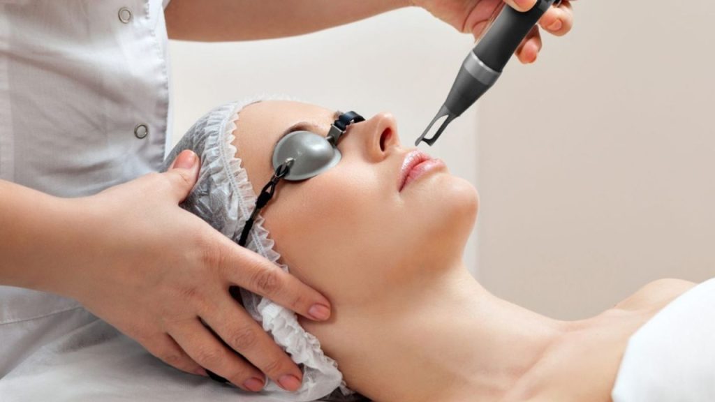 Máy laser làm đẹp tại các spa thẩm mỹ công cụ không thể thiếu