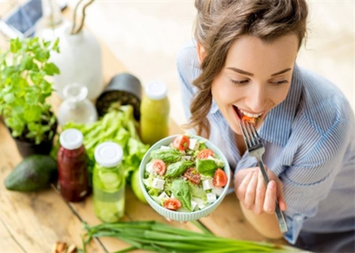 Nên ăn nhiều rau củ quả để giúp da nhanh hồi phục