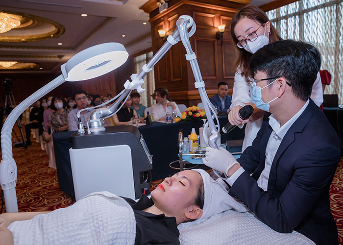 CEO Trần Đình Thăng giới thiệu công nghệ Fractional CO2