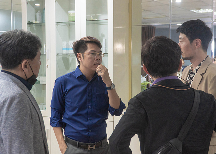 Các bác sĩ trao đổi về kinh nghiệm, máy móc, thiết bị tại Zacy