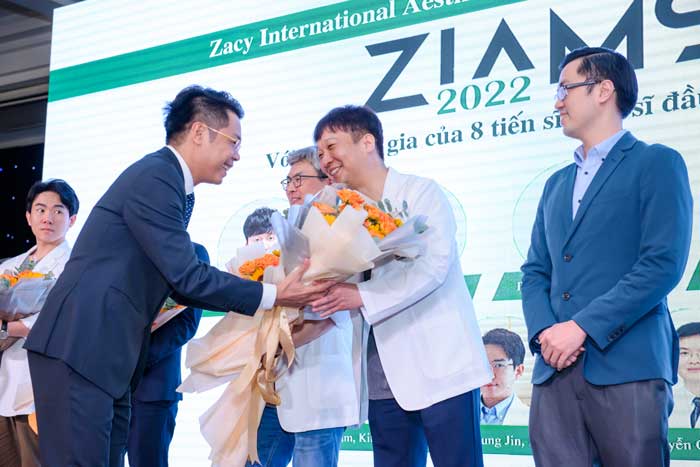 Chủ tịch Trần Đình Thăng trao hoa lưu niệm cho các bác sĩ, chuyên gia tham dự hội nghị