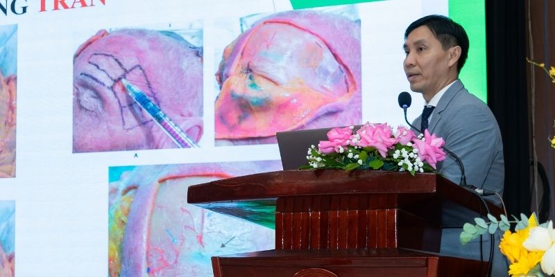 BS.CKII Thạch Văn Toàn trình bày báo cáo chuyên môn tại FOB 2026