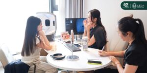 Đội ngũ chuyên gia Zacy trực tiếp thăm khám theo tình trạng da thực tế tại Leda Clinic