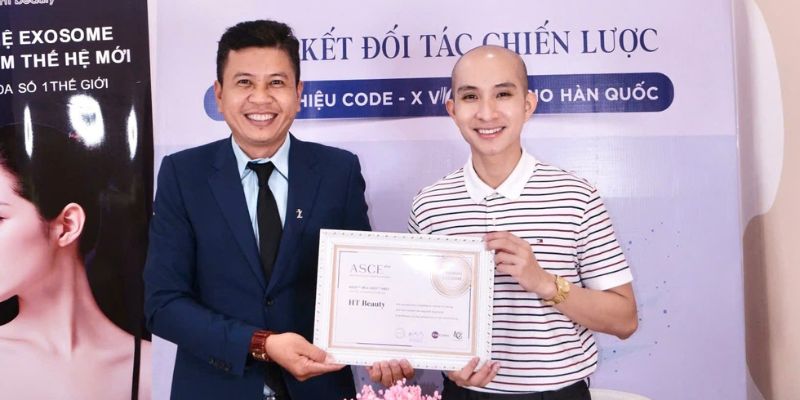 Zacy Aesthetics Group và TS.BS Trần Gia Hưng trong lễ ký kết hợp tác