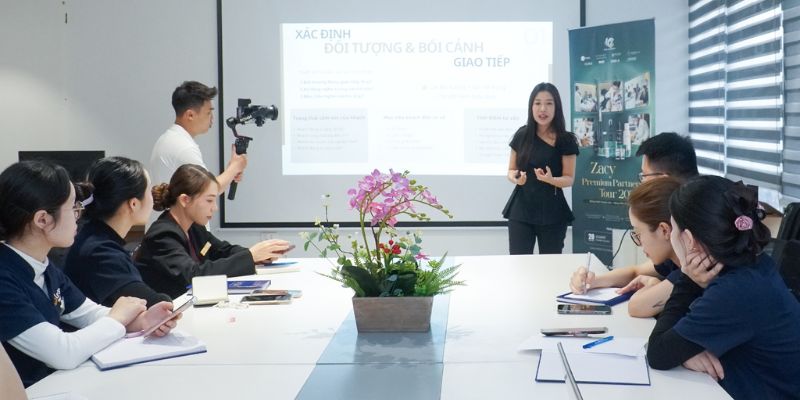 Quy trình thăm khám và phân tích da được các bác sĩ trực tiếp đào tạo