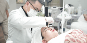 bác sĩ thực hiện điều trị da tại dily aesthetics