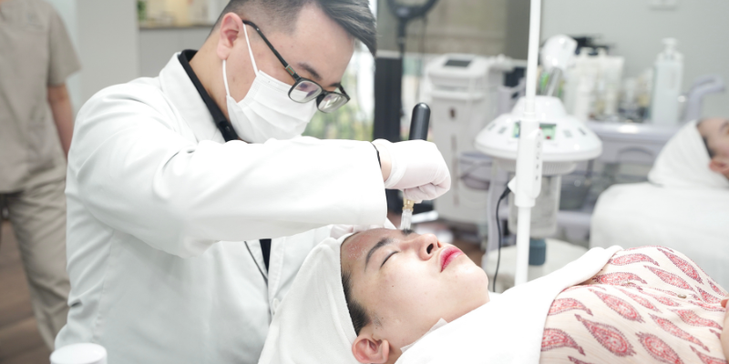 bác sĩ thực hiện điều trị da tại dily aesthetics
