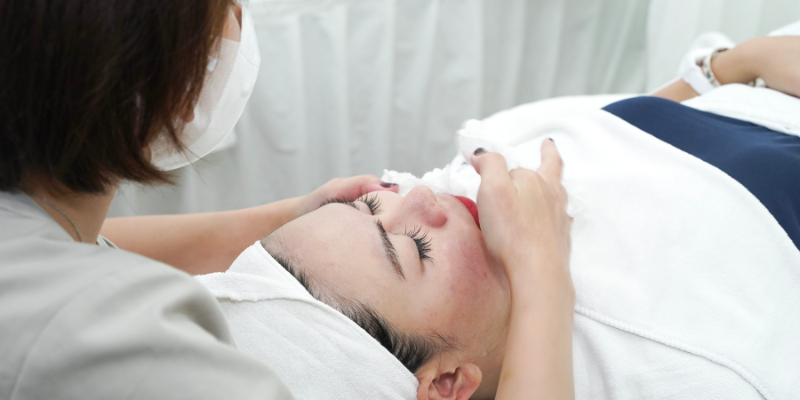kỹ thuật viên thực hành điều trị da theo từng nền da