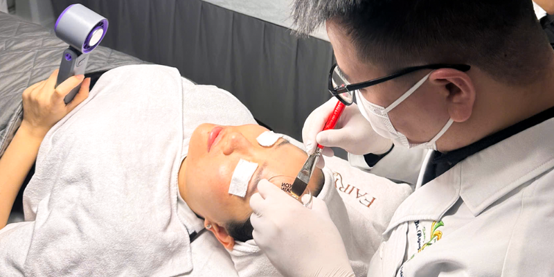 Bác sĩ thực hiện kỹ thuật chuyên sâu