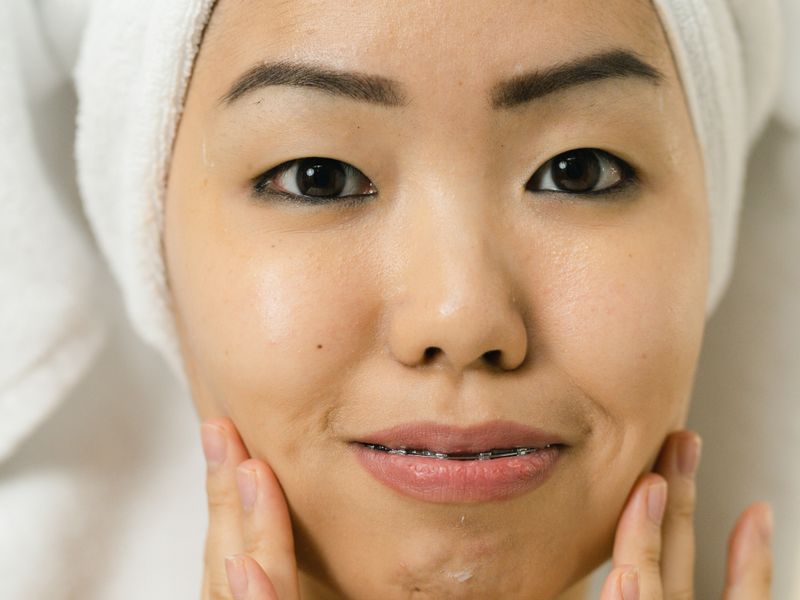 Phụ nữ châu Á chăm sóc da cấp ẩm sau liệu trình skin booster