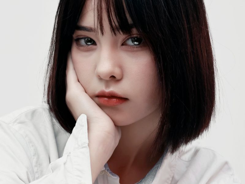 Cô gái châu Á lo lắng về tình trạng da đỏ, giãn mao mạch trên má