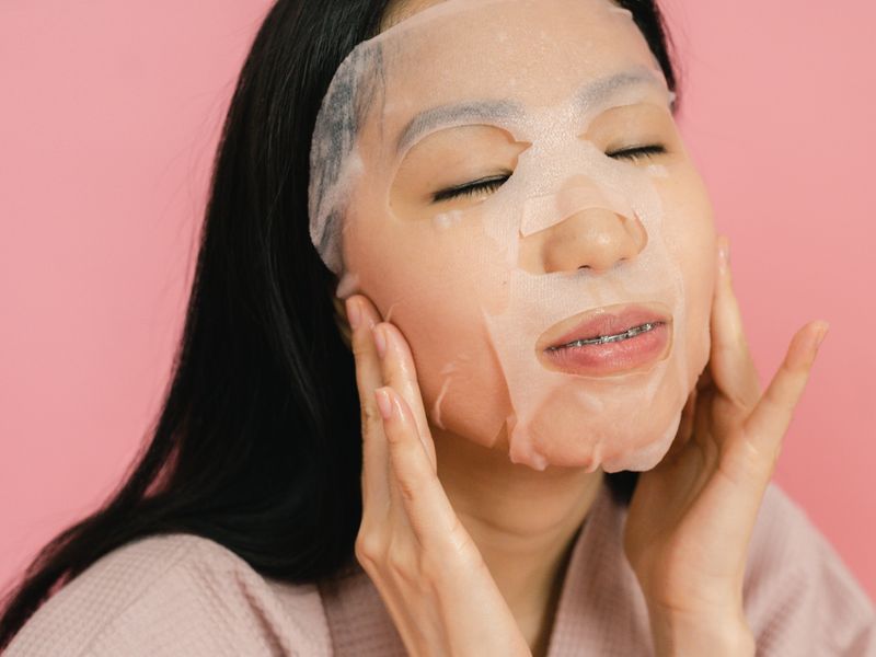 Phụ nữ châu Á đắp mặt nạ cấp ẩm chứa hyaluronic acid trong mỹ phẩm