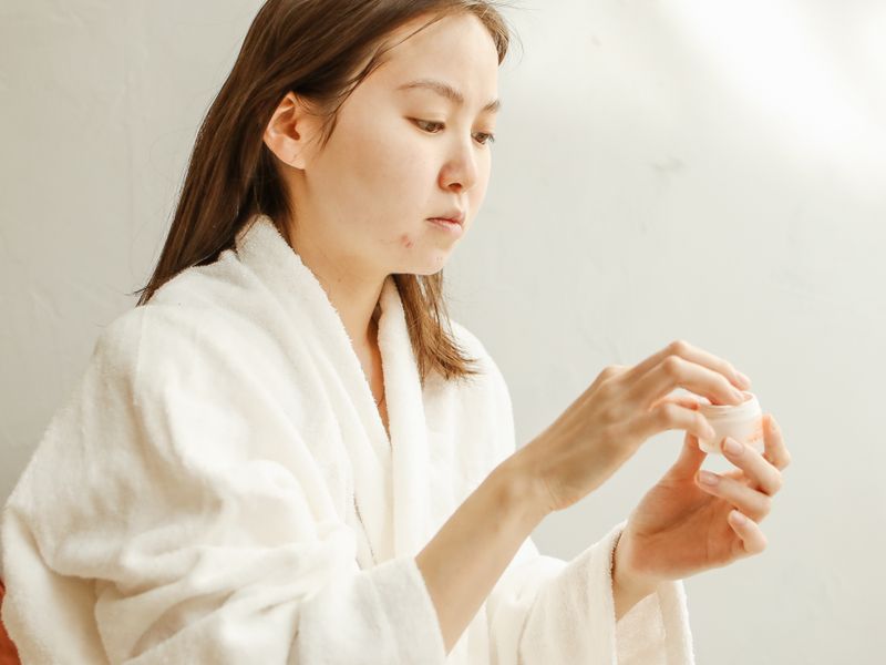 Thoa kem dưỡng chống lão hóa da sớm trong chu trình chăm sóc hằng ngày