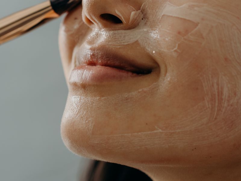 Thoa kem dưỡng chứa peptide giúp phục hồi và nuôi dưỡng làn da