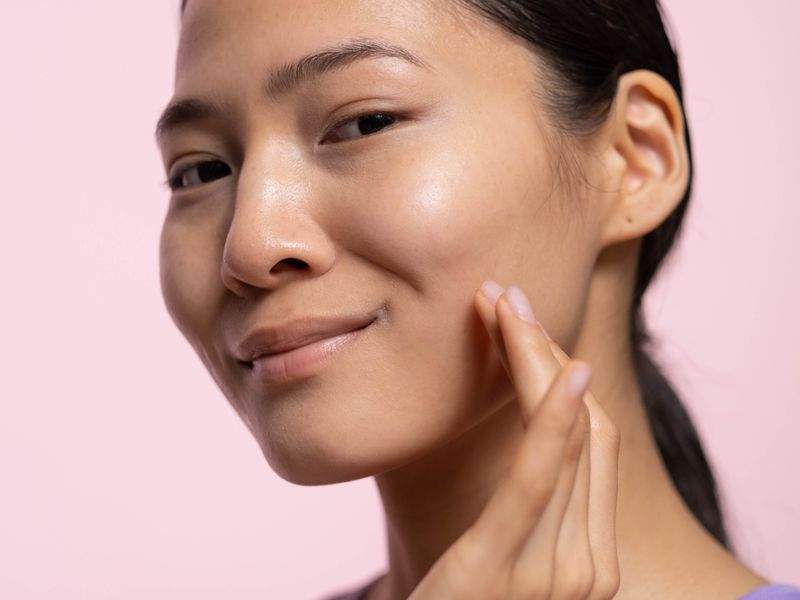 Người mẫu châu Á có làn da căng bóng, mịn màng nhờ liệu trình skin booster