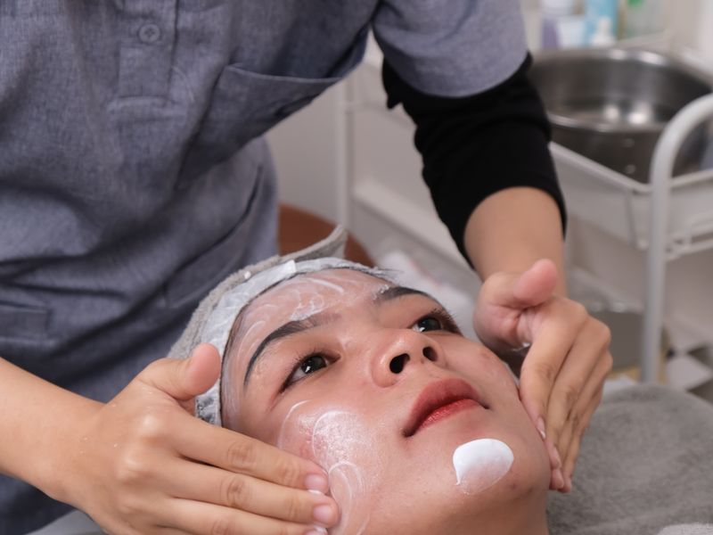 Chuyên viên spa thực hiện liệu trình cải thiện thâm sau mụn cho khách hàng