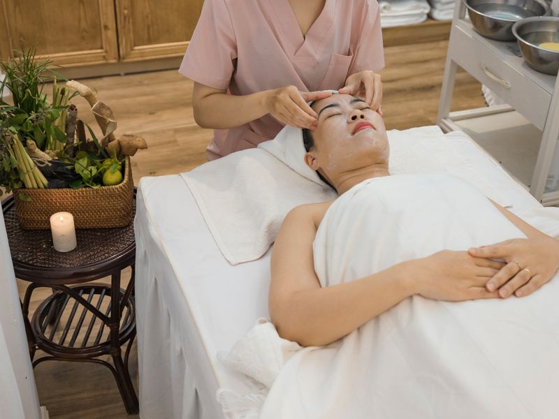 Khách hàng châu Á thư giãn trong liệu trình cấp ẩm cho da thiếu nước tại spa