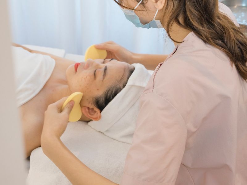 Kỹ thuật viên thực hiện liệu trình chăm sóc da kết hợp peptide tại spa