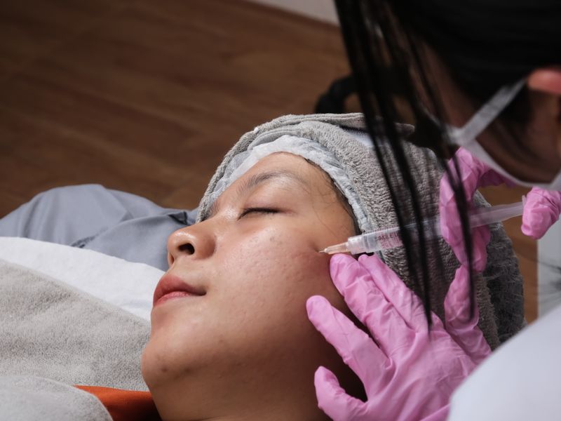 Bác sĩ thực hiện liệu trình vi kim cho khách hàng nữ tại clinic