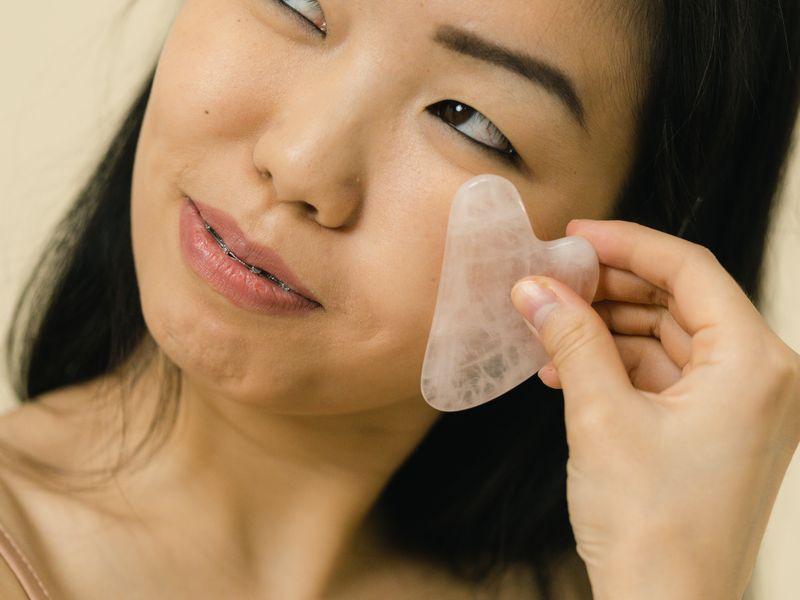 Massage mặt bằng đá gua sha hỗ trợ chăm sóc da lão hóa sớm tại nhà