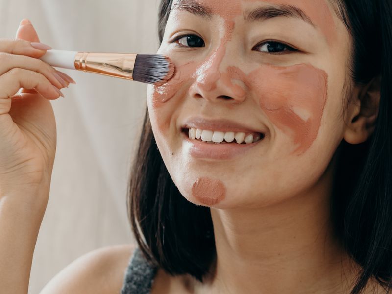 Phụ nữ châu Á đắp mặt nạ đất sét hỗ trợ kiểm soát da dầu