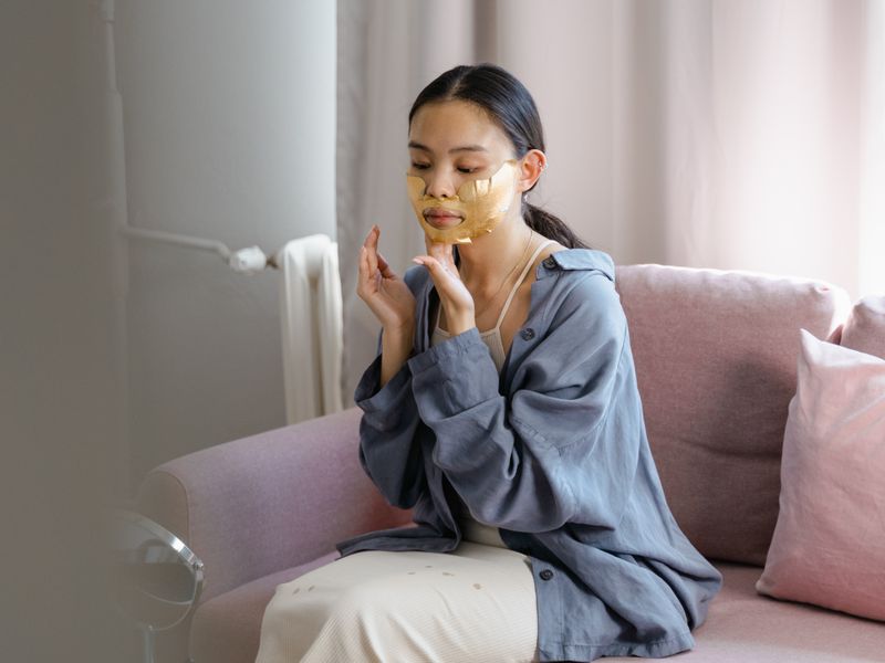 Phụ nữ châu Á đắp mặt nạ làm dịu da nhạy cảm tại nhà