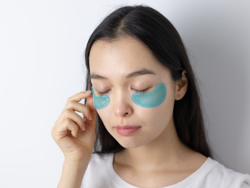 Phụ nữ châu Á dùng miếng dán mắt cấp ẩm với hyaluronic acid