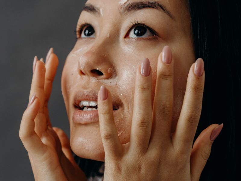 Phụ nữ châu Á chăm sóc làn da có mụn trứng cá ở người trưởng thành
