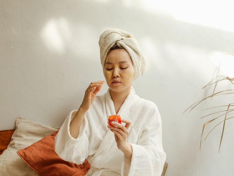 Phụ nữ châu Á thoa kem dưỡng ceramide trong quy trình chăm sóc da tại nhà