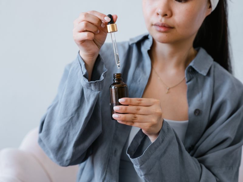 Serum vitamin C dạng nhỏ giọt dùng trong chu trình chăm sóc da