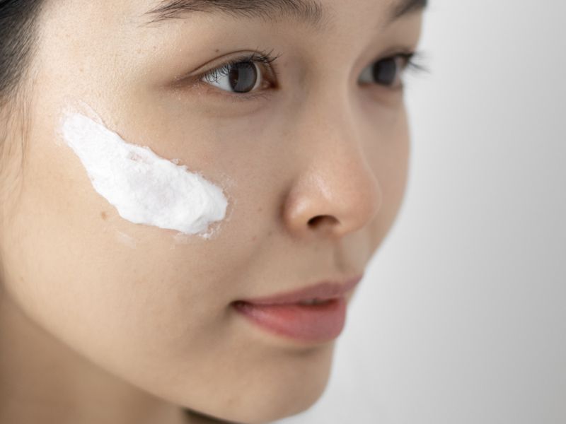 Thử kem dưỡng trên má để kiểm tra phản ứng của da nhạy cảm